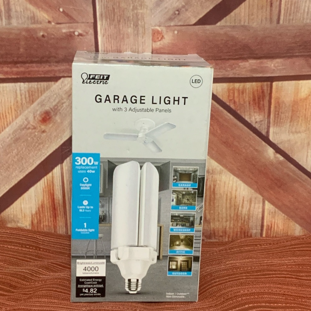 Felt electric LED adjustable garage light. Screw in easy to use. New inbox
